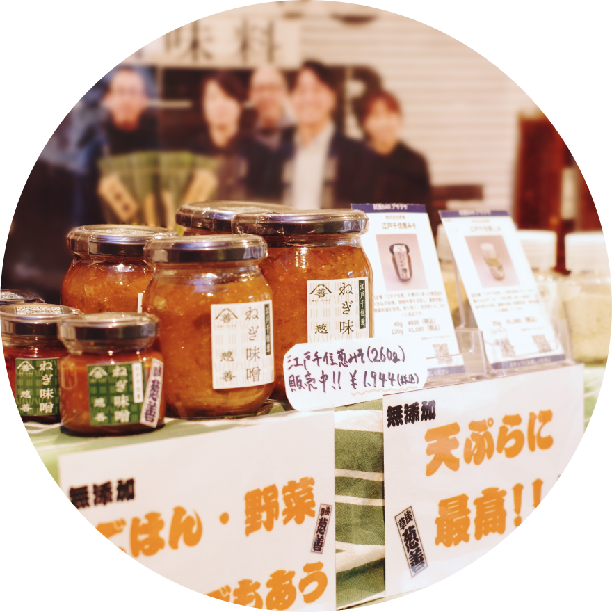 店舗の陳列棚に並んだ商品の試食の様子